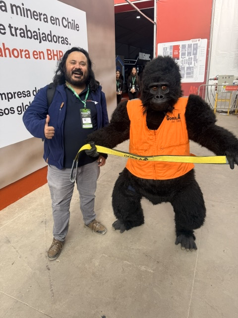 Mauro y gorila mecánico